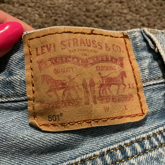 levi’s 501 women’s shorts distressed - Picture 2 of 4